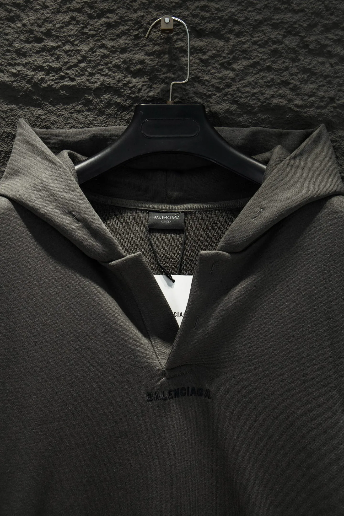 Style number: 5213#P154 🆕Balenciaga 26ss New Arrival open-chest embroidered hooded sweatshirt. The os version is really charming. Balenciaga is also really unique. The new styles of each season are made to the extreme. It is very practical and can be worn casually✔️ - ⚠️100% cotton Made of custom-dyed terry cotton sweatshirt surface, 420g double-ply double yarn, comfortable to the touch. It is made of imported knitting needle carded cotton. The thickness is moderate, drapey and contoured, and the upper body is comfortable! ! It is very tolerant to fat body types and can instantly lose five pounds after wearing it! Front panel #Back panel embroidery elements# The English letters are arranged artistically. Imported Tajima high-density heavy-duty embroidery technology. The fonts are three-dimensional and full. The chest-opening elements are added to the body, which greatly increases the interest of the clothing; unique visual effects. Hem Loose closing Double-layer fabric Good closing effect Exquisite hemming Color: Reactive black High-grade gray Gray white Size: XS-S-M-L
